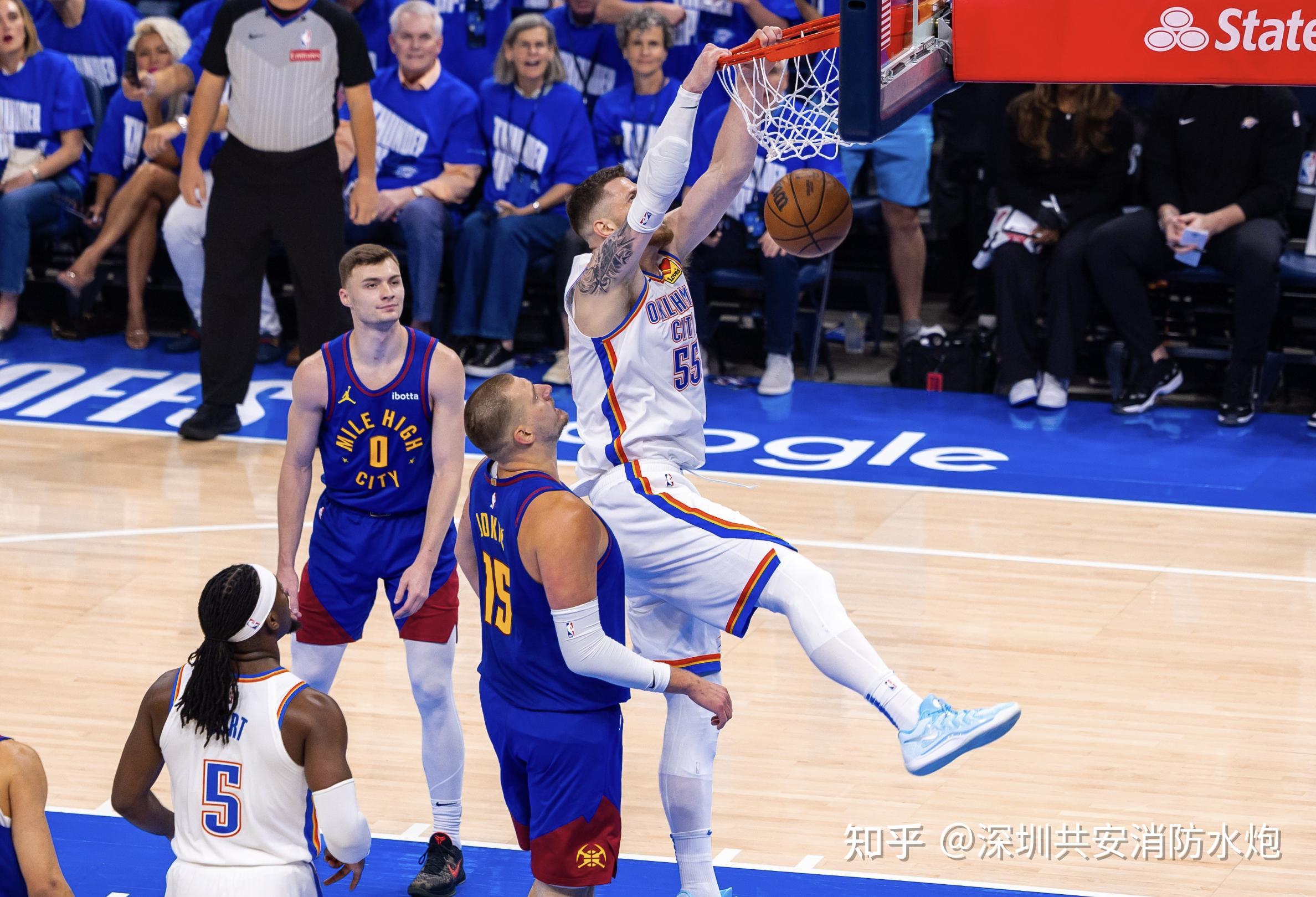 NBA季后赛战况激烈,每场比赛都扣人心弦 NBA季后赛战况激烈,每场比赛都扣人心弦